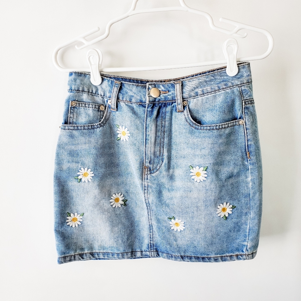 Forever 21 Diasy Embroidered Lt Wash Denim Skirt